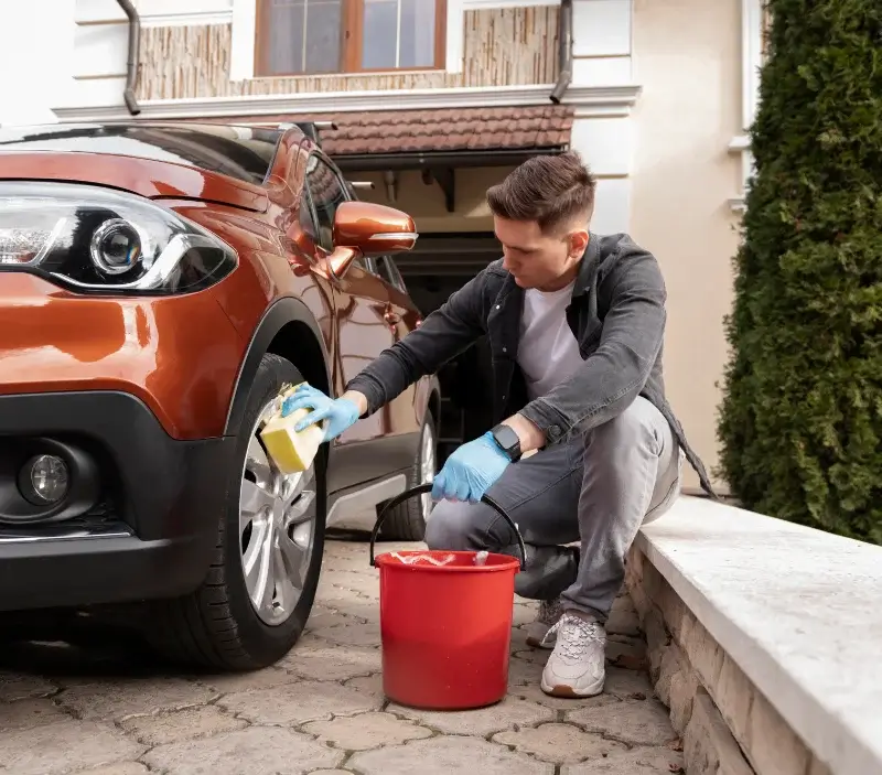 Lavage auto à domicile Ascoux : professionnel intervenant sur un véhicule